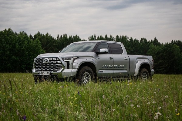 Новый пикап Toyota Tundra доступен в России в хардкорной версии от Arctic Trucks