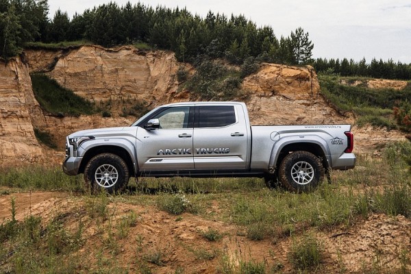 Новый пикап Toyota Tundra доступен в России в хардкорной версии от Arctic Trucks