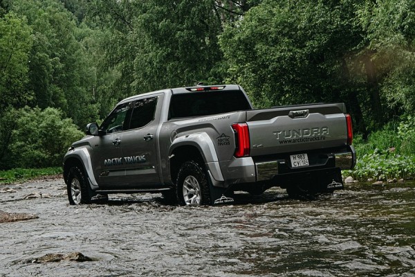 Новый пикап Toyota Tundra доступен в России в хардкорной версии от Arctic Trucks