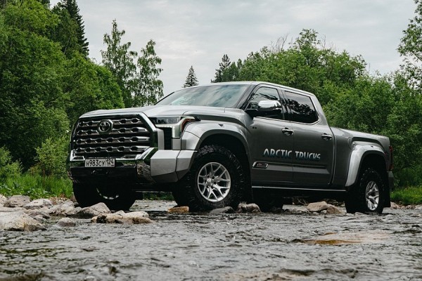 Новый пикап Toyota Tundra доступен в России в хардкорной версии от Arctic Trucks