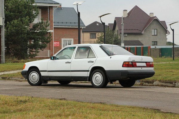 Когда трава была зеленее: тест-драйв Mercedes-Benz W124